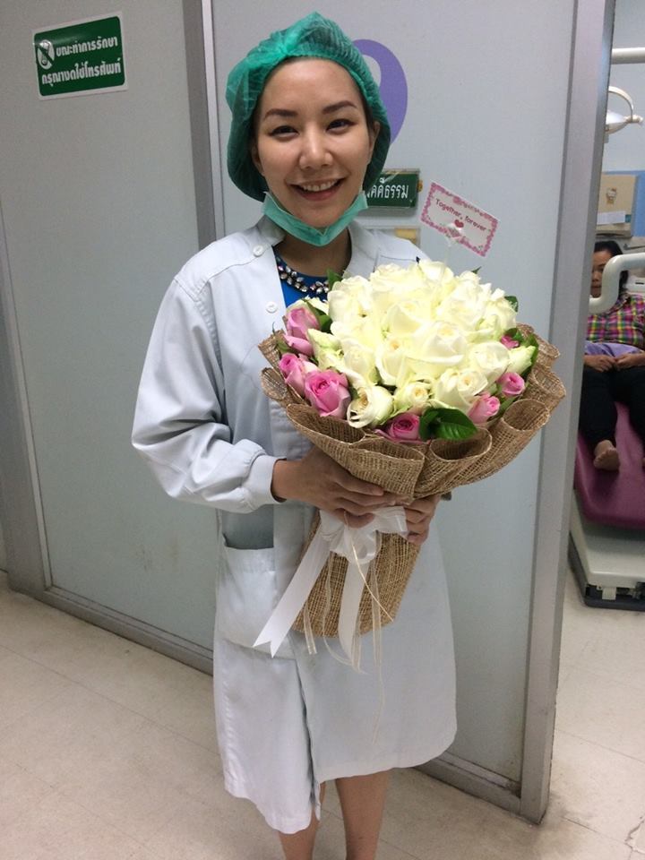 ช่อดอกกุหลาบสีขาวชมพู ดอกไม้สด