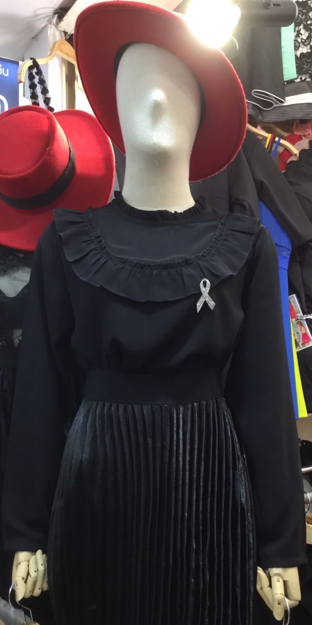 เสื้อสีดำจับจีบคอแต่งระบายสวยๆแบบคุณเต้ยใส่ ผ้าไม่หนา แต่ก็ไม่บางมากนะคะ ผ้าใส่สบาย ระบายอากาศได้ดี ใส่แล้วไม่ร้อนค่ะ เนื้อผ้าทิ้งตัวดี งานสวยค่ะ