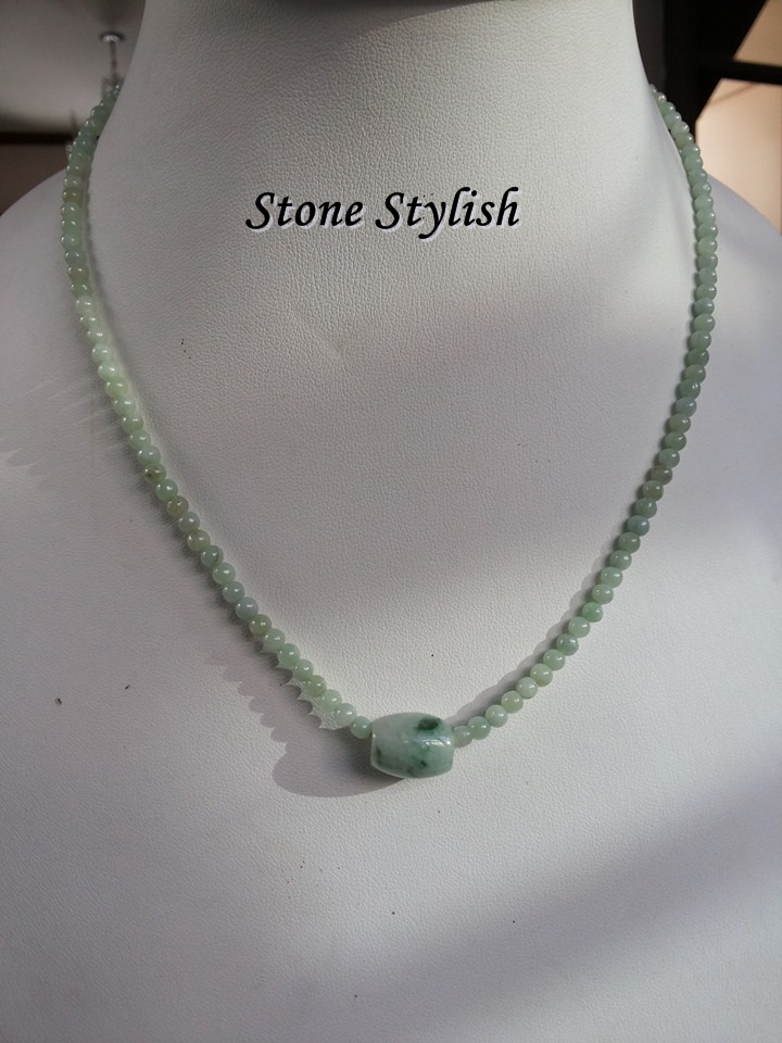 สร้อยคอหยก เรียบเก๋ เนื้อเทียน พร้อมล็อคเก็ตหยก Jadeite Necklace