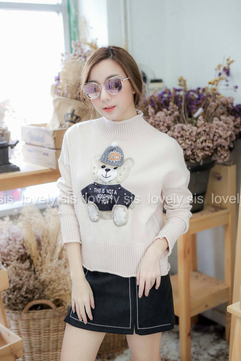 เสื้อไหมพรมแขนยาวคอเต่า งานปักน้องหมี แต่งหมุด แบรนด์ Moschino น่ารักมากๆค่า ตัวหมีดีเทลละเอียด ติดหมวกมีปอมน่ารัก เนื้อผ้าก็นุ่ม ใส่อุ่น งานเกรดดีค่า แนะนำๆเลยตัวนี้