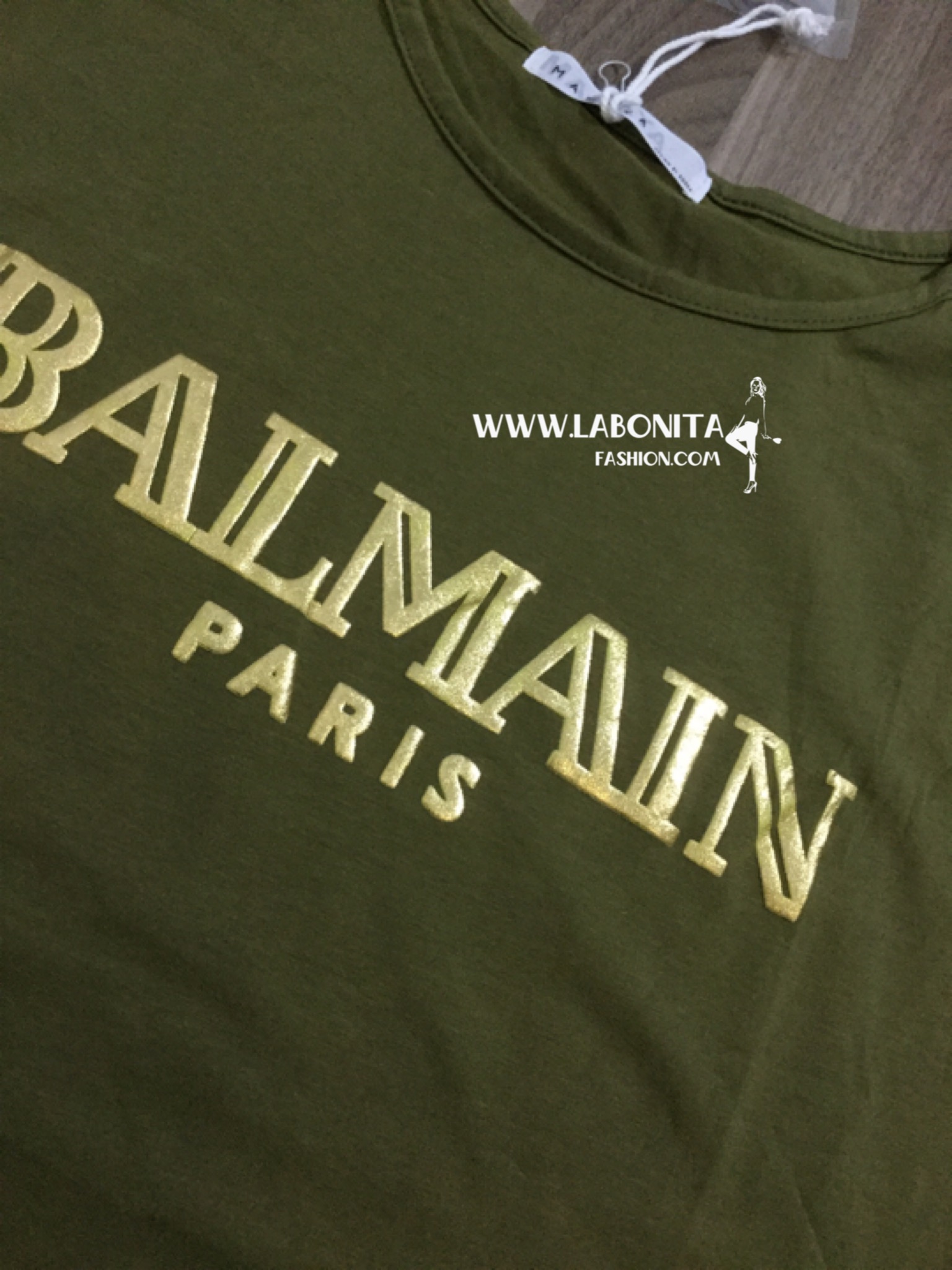 เสื้อยืดแขนกุด BALMAIN ติดกระดุมทองที่ไหล่แบบดาราใส่