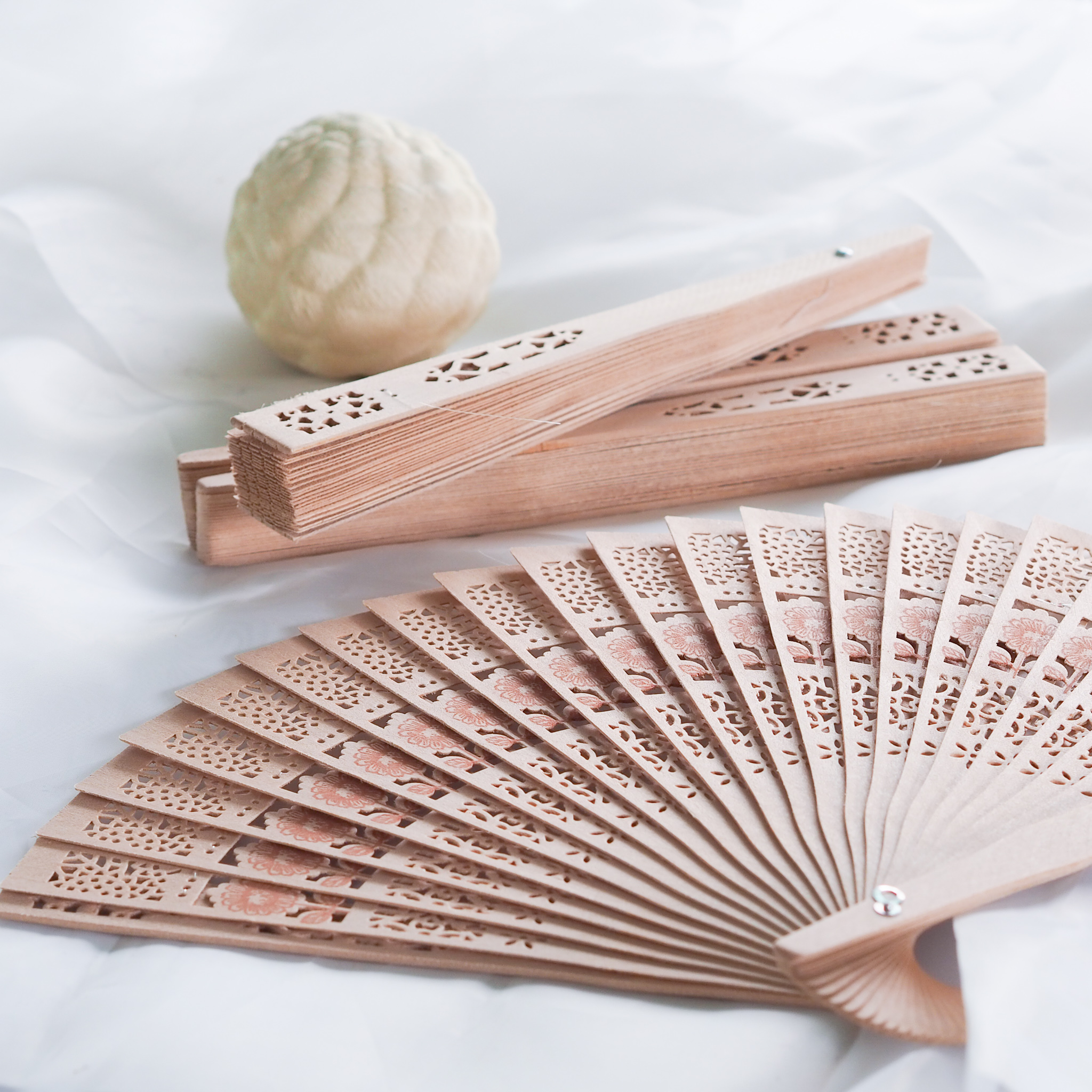 พัดไม้ฉลุราย (100ชิ้น)