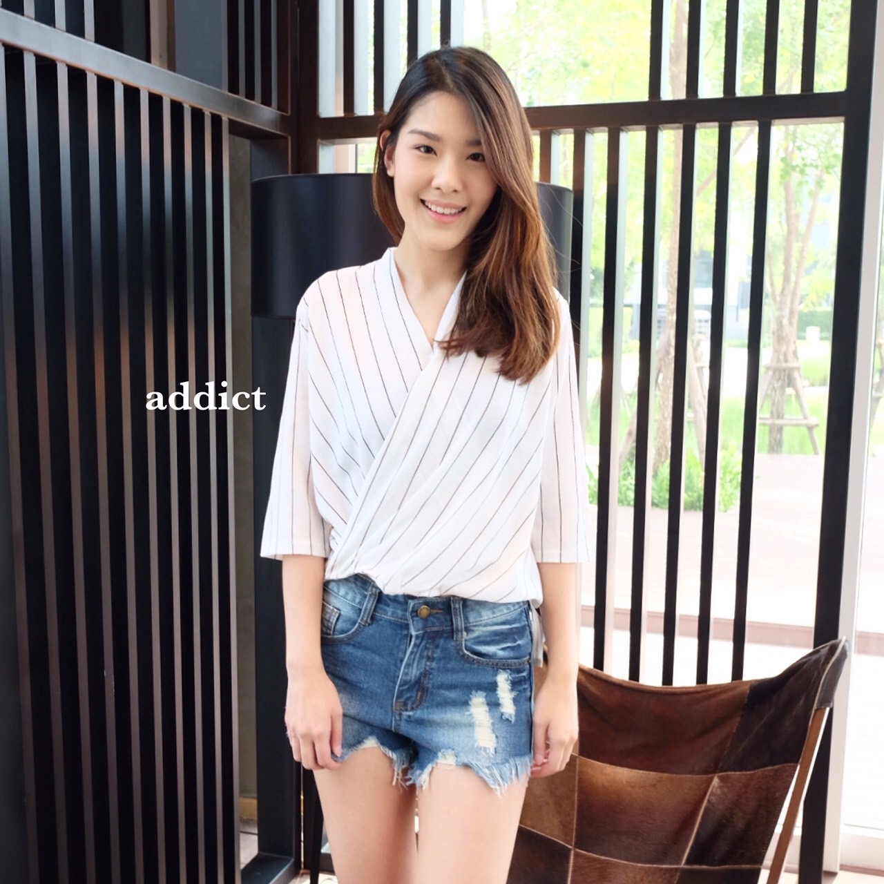 เสื้อคอวีลายทาง ทรงไขว้หน้า หน้าสั้นหลังยาว