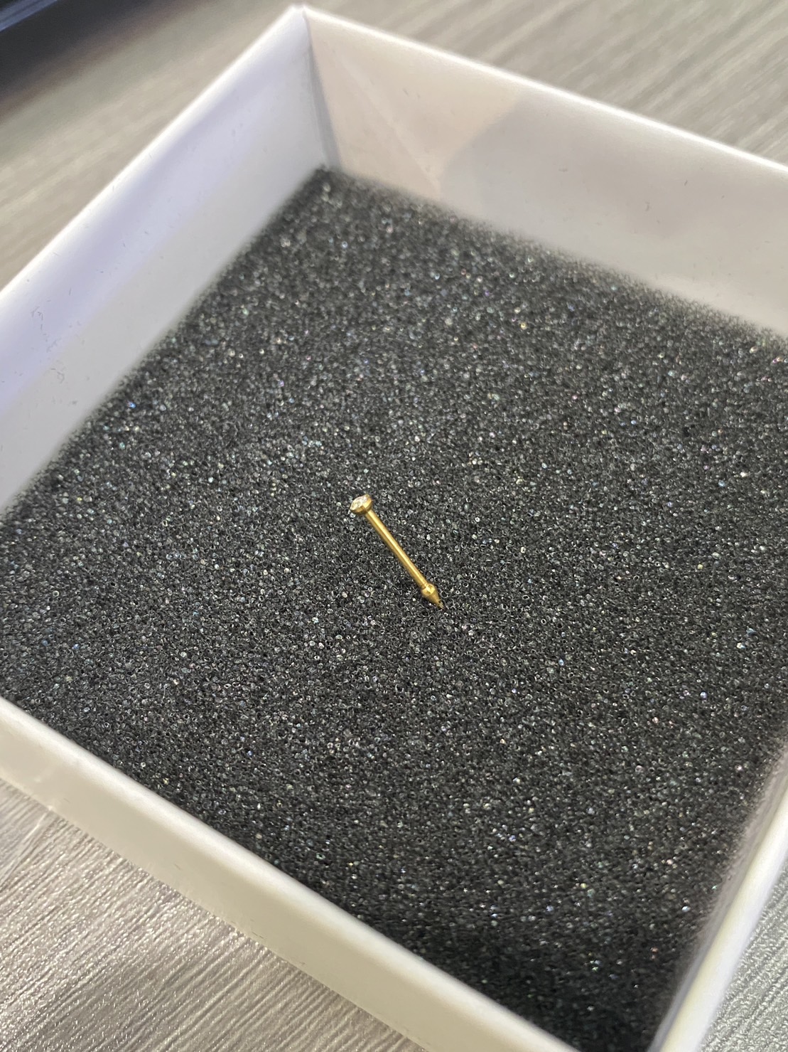 จิวจมูกสำหรับผิวแพ้ง่าย จิวก้านตรง สแตนเลสเกรดมีดตัดแพทย์ คริสตัลสีขาว 2MM ก้านสีทอง_N02