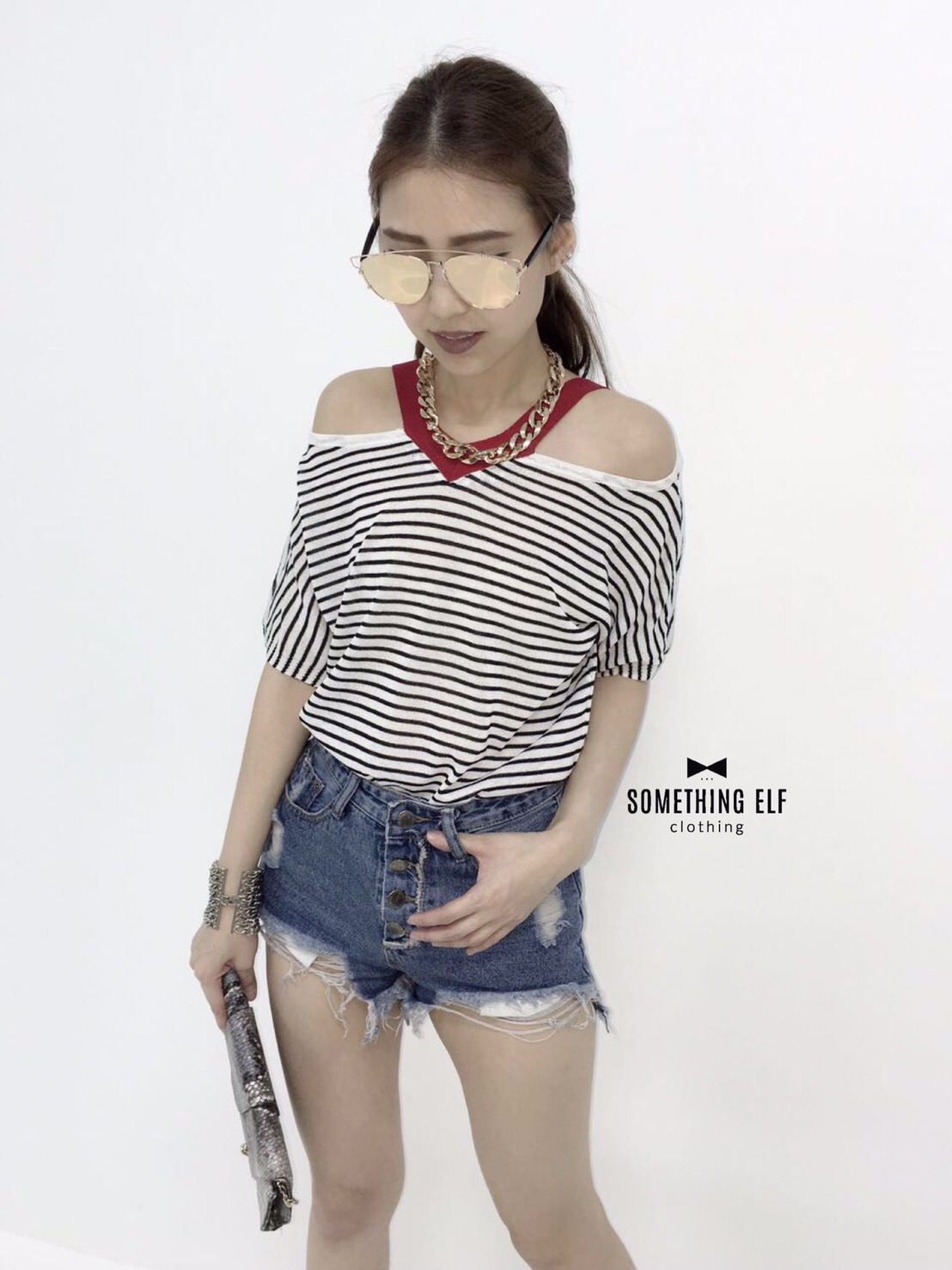 เสื้อไหมพรมลายริ้วขาว-ดำ คอปาด แต่งสายคาดวี หลากสี ใส่สวยค่ะ มี 5 สี ดำ แดง เขียว น้ำเงิน เหลือง