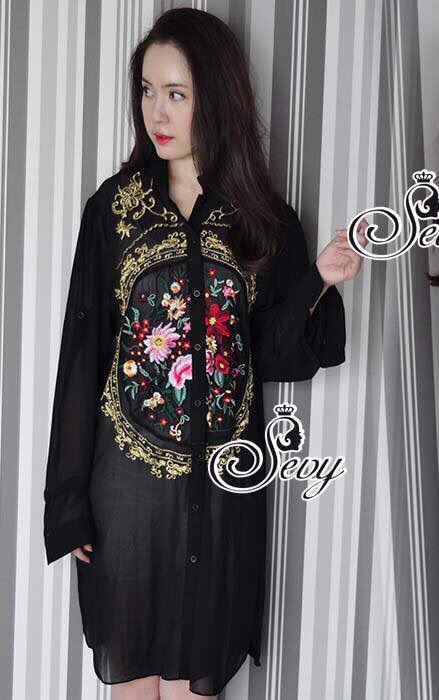 เชิ้ตตัวยาวเนื้อผ้าชีฟองอย่างดี ด้วยดีเทลงานปักแนววินเทจช่วงกลางเสื้อ