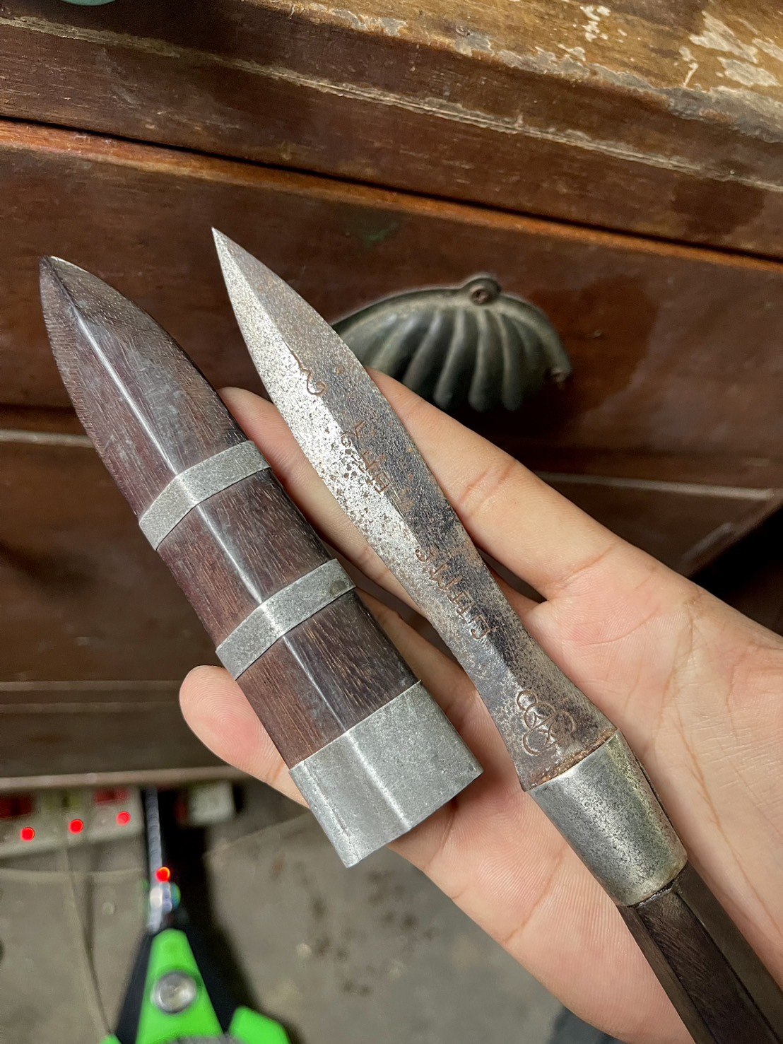 มีดหมอหลวงพ่อรุ่ง วัดหนองสีนวล นครสวรรค์ ไม้พญางิ้วดำ ยุคต้น