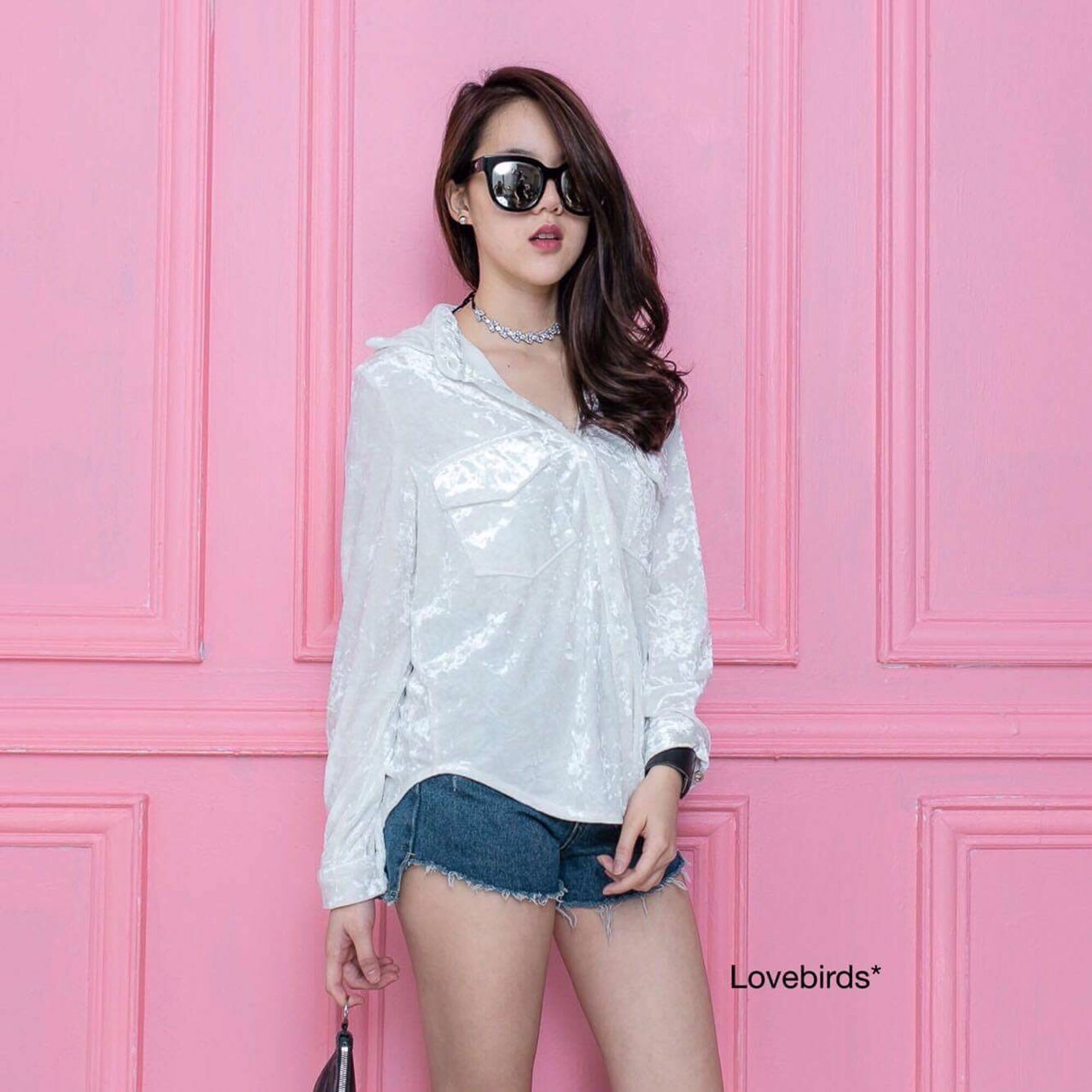 เสื้อเชิ้ตผ้ากำมะหยี่แบบมีลายบนเนื้อผ้า ผ้าสวยมากๆนิ่มมากๆ ข้างในมีผ้าซับอีกที แต่งกระเป๋าคู่ ทรงสวยมากๆ น่ารักสุดๆค่า