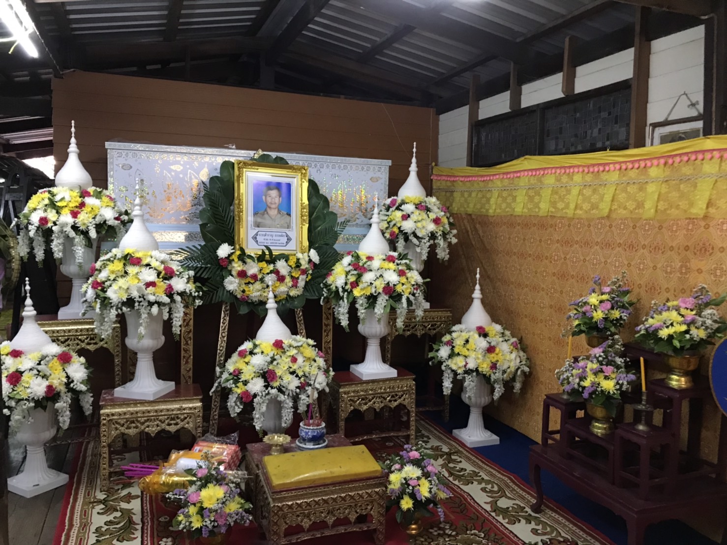 ดอกไม้หน้าศพ กระถางโรมัน พร้อมประดับพุ่มฝ้าย