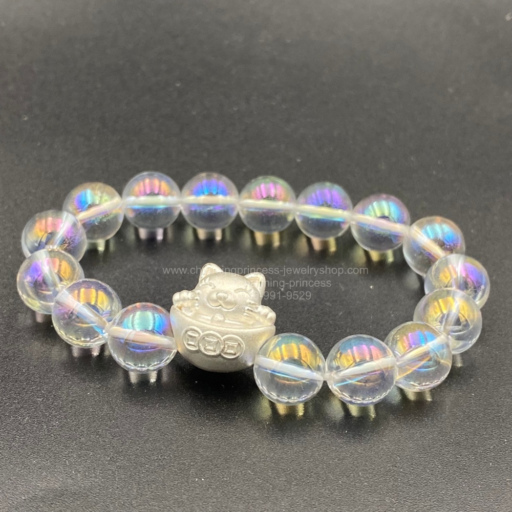 ออร่าควอตซ์ หรือ Aura Quartz 10 มม ช่วยชาร์จพลังงานแห่งความสั่นสะเทือนของความสุข, ความเบิกบาน, และความคิดบวกให้แก่เรา พร้อมแมวนางกวัก นั่งบนก้อนทอง เรียกเงินทองโชคลาภ