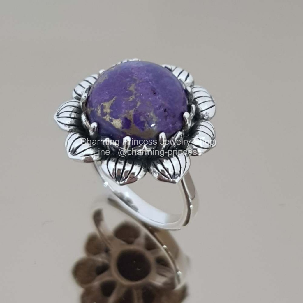 แหวนเทอร์ควอยซ์สีม่วง แหวนหินนําโชค เงินแท้ 925 พลอยขนาด กลม 14 มม แหวนดีไซส์ เป็นกลีบดอกไม้ เตยดีไซส์ กลีบและเกสร ดีหวานๆ ใส่แล้วเต็มนิ้ว 925 Purple Turquoise Flora Design Ring