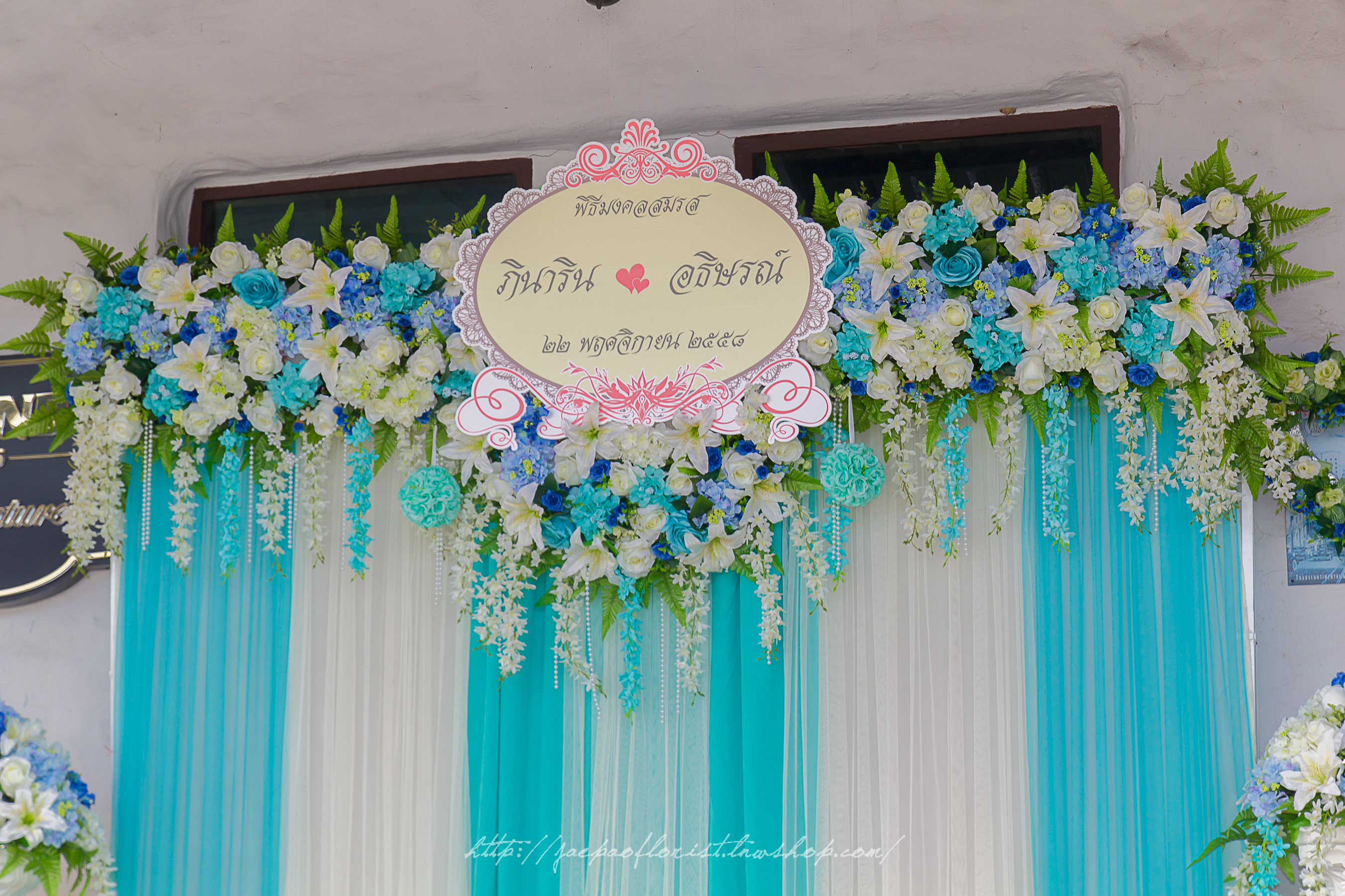 ซุ้มถ่ายภาพงานแต่ง ดอกไม้แห้ง ธีมเขียวมิ้นขาว
