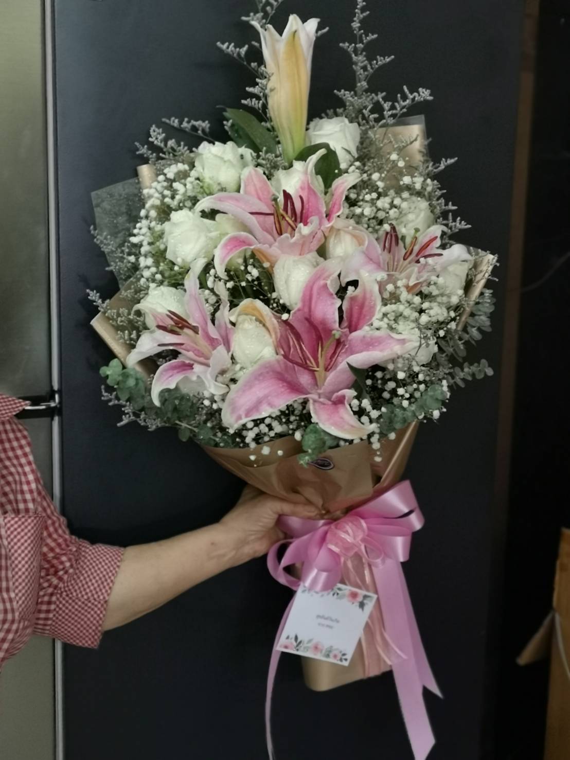 ช่อดอกไม้รับปริญญาบัตร กุหลาบจีนสีขาว แซมดอกลิลลี่ชมพู