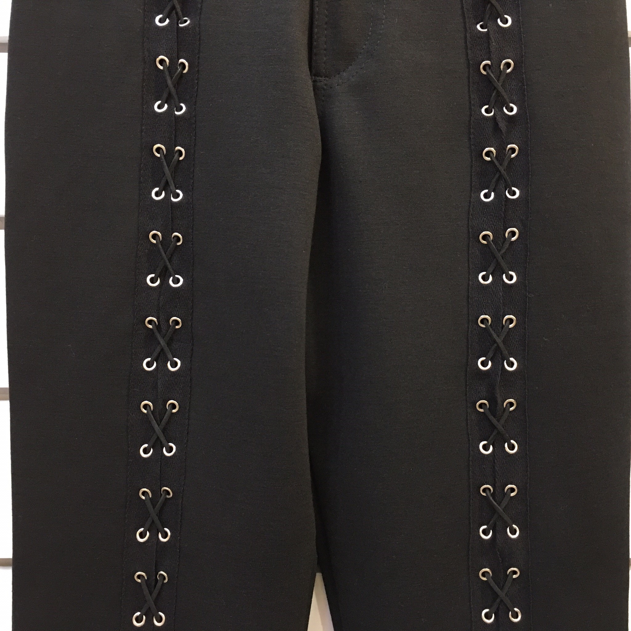 Tight Up Pants กางเกงสกินนี่ สีดำ ดีเทลสานไขว้หน้า เข้ารูปทรงสวย ตามที่นางแบบใส่ค่ะ แบบกำลังฮิตสุดๆนะคะ เนื้อผ้าดีมีน้ำหนักเกรดขึ้นห้างเลยค่ะ ห้ามพลาดนะคะ