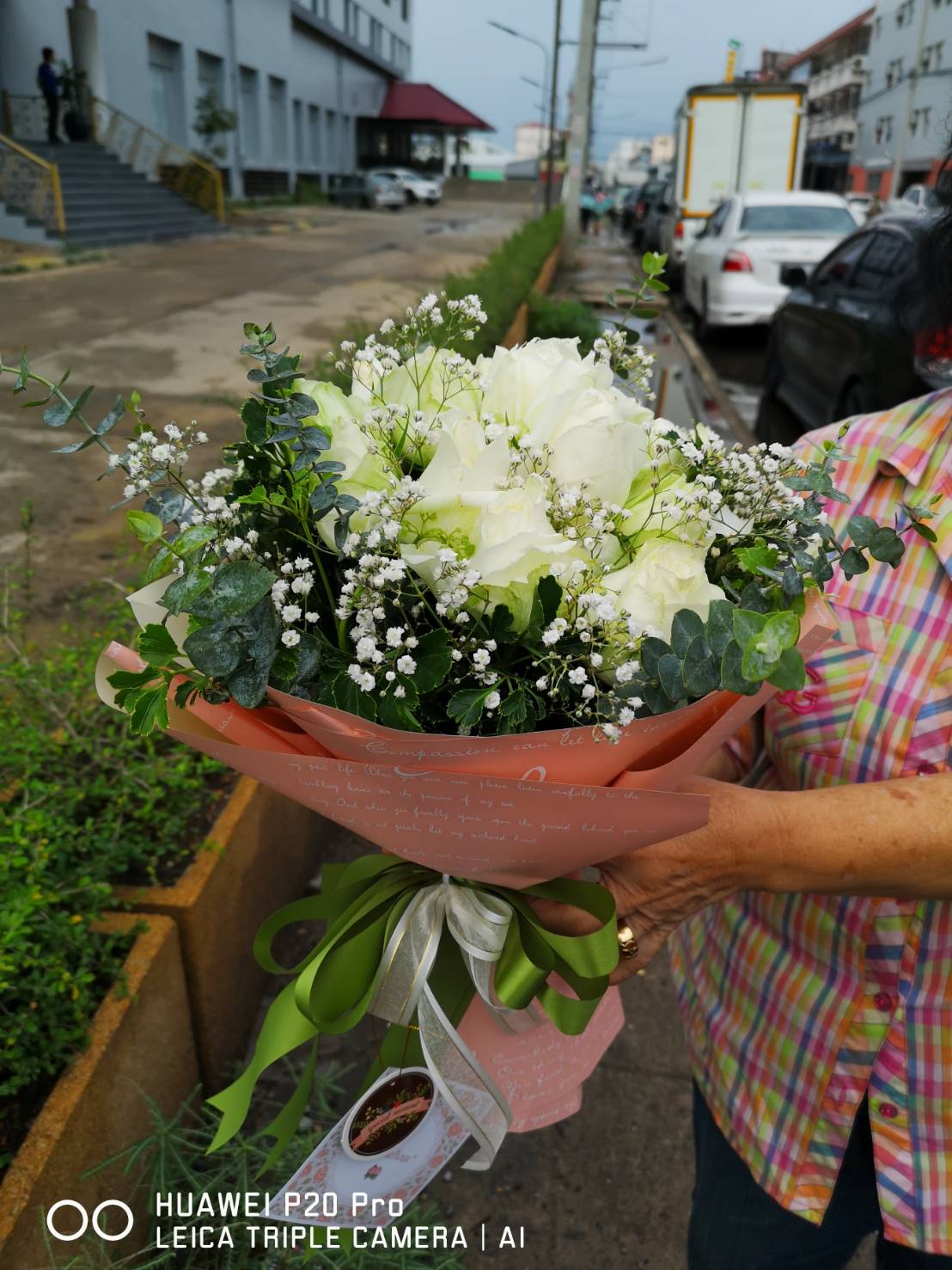 ช่อดอกกุหลาบสีขาวขอแฟนแต่งงาน