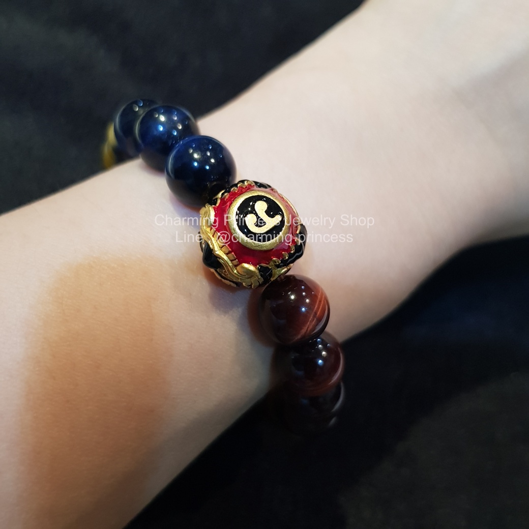 ลูกอมพระราหูนอโม ศรีวิชัย เนื้อสัมฤทธิ์ชุบทอง ลงยาสีดำแดง พลิกหนุนดวงชะตาราศีกลับร้ายกลายเป็นดี เสริมดวงหนุนดวงชะตา เสริมฐานะและเสริมเป็นความมงคลต่างๆในชีวิต และ ป้องกันภยันตราย ร้อยพร้อม 5 พยัคฆราช Tiger Eye Multi Colors หินตาเสือครบทุกสี 10 มม