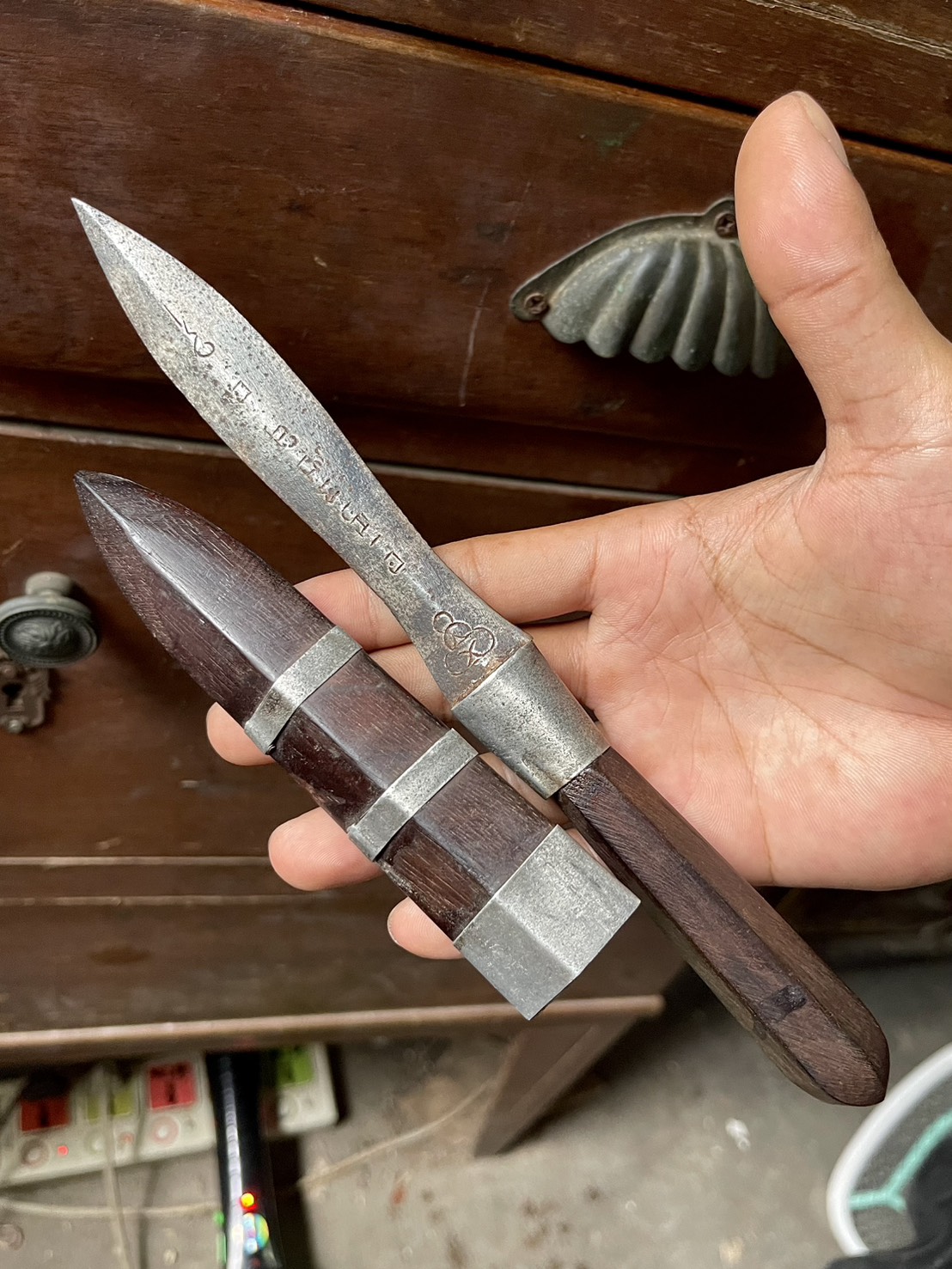 มีดหมอหลวงพ่อรุ่ง วัดหนองสีนวล นครสวรรค์ ไม้พญางิ้วดำ ยุคต้น