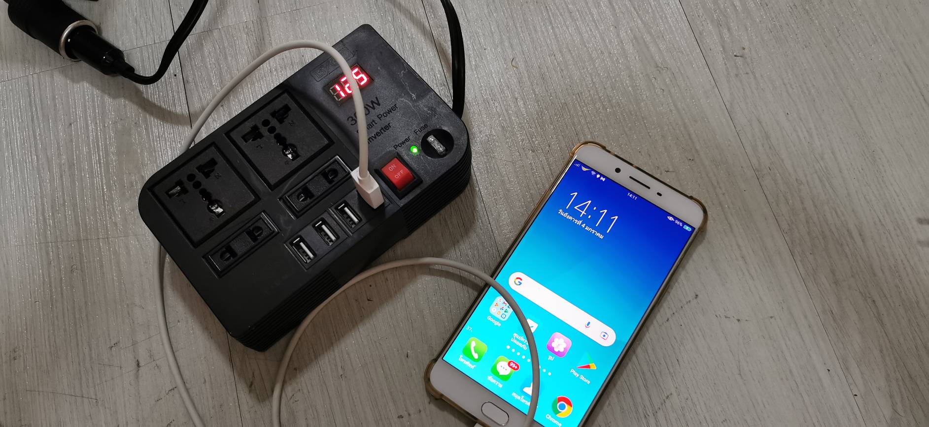 ADE15 ตัวแปลงไฟรถ 12V เป็นไฟบ้าน 220V รุ่นมีช่อง USB สำหรับเครื่องใช้ไฟฟ้าไม่เกิน 300 วัตต์