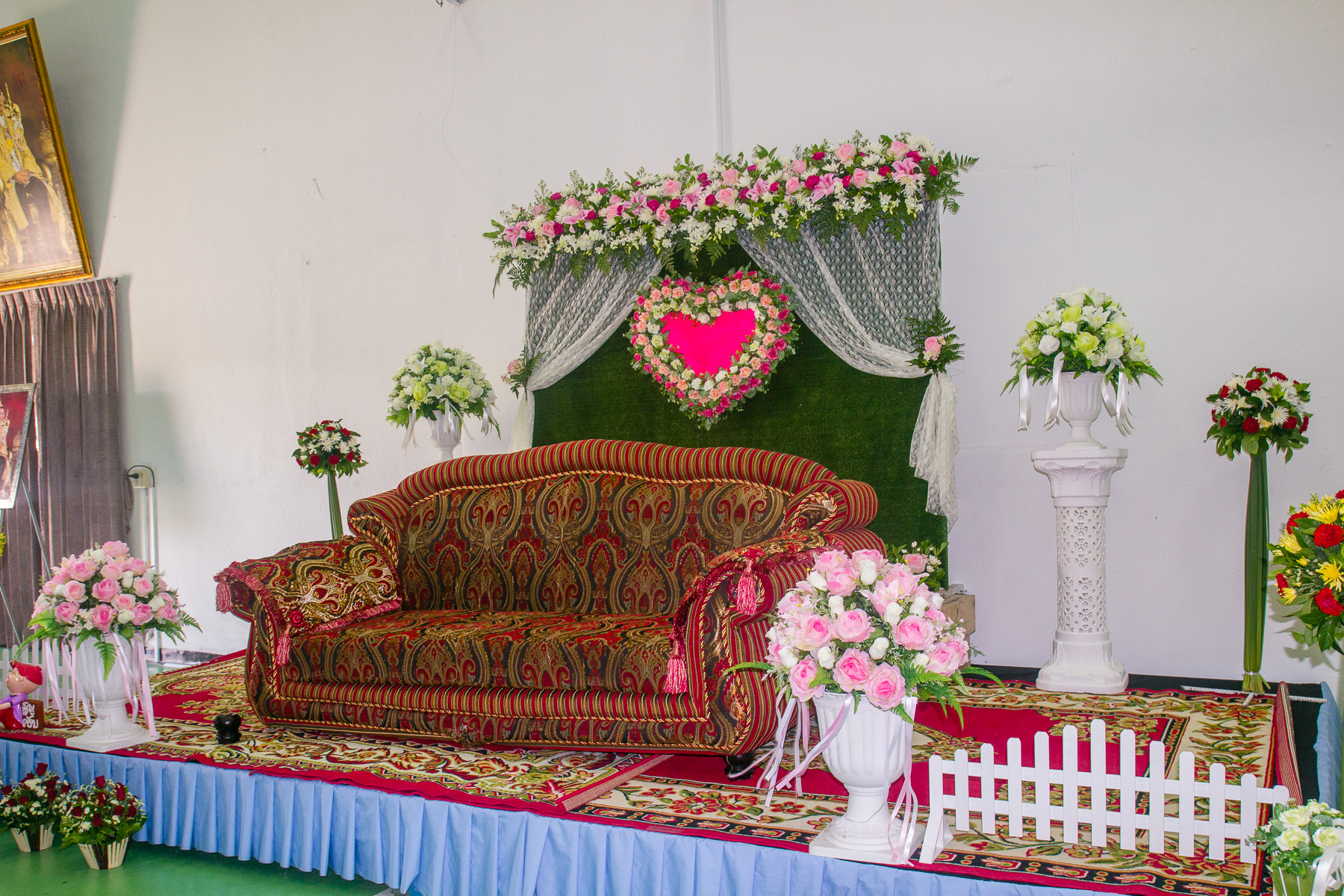 ซุ้มถ่ายรูป ตกแต่งเวที ธีมงานชมพู สดใส