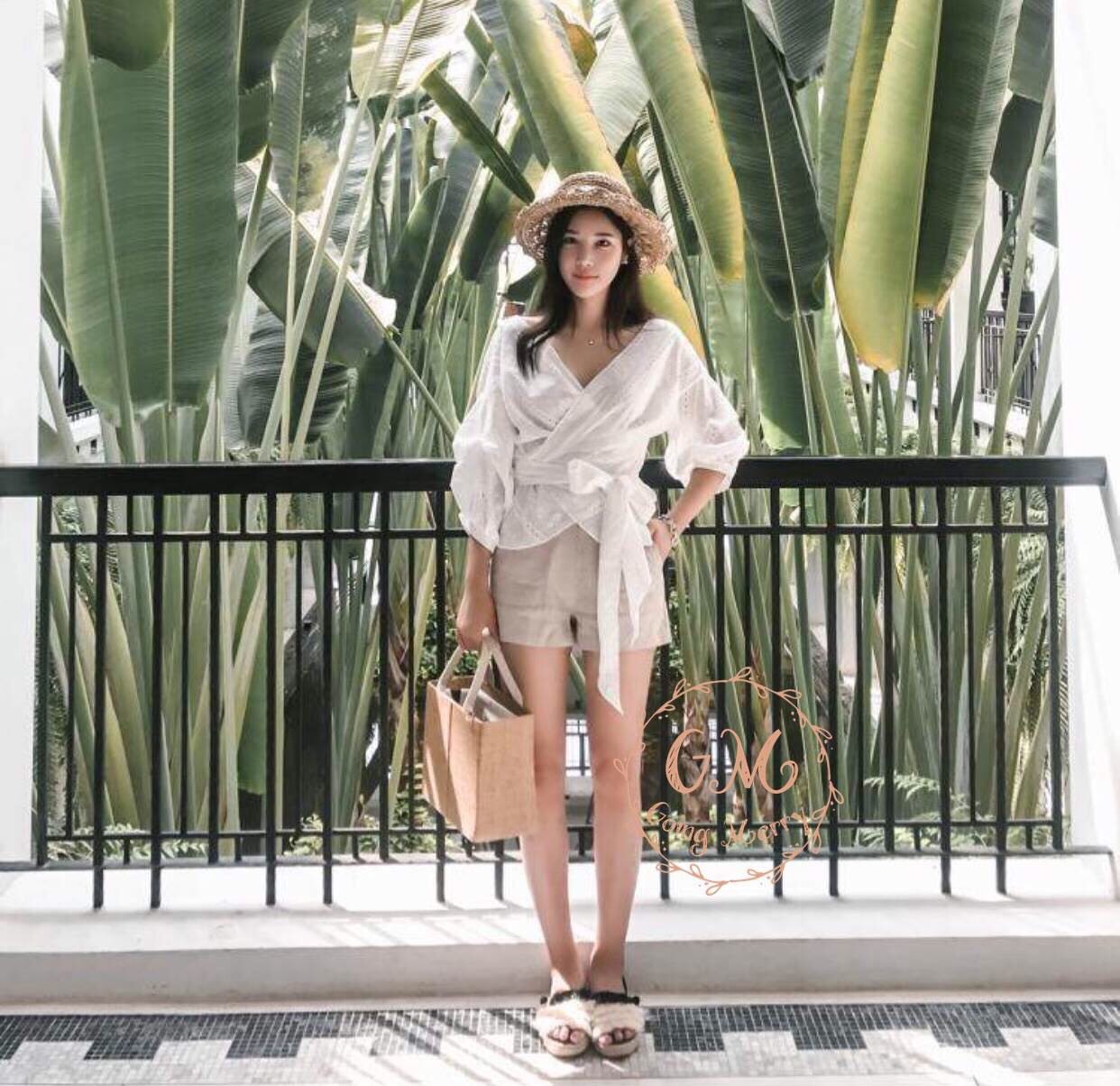 เสื้อเกาหลีสีขาวปักฉลุสวยๆ ทรงคอวีป้ายหน้าผูกโบว์เก๋ๆน่ารัก ากค่ะ