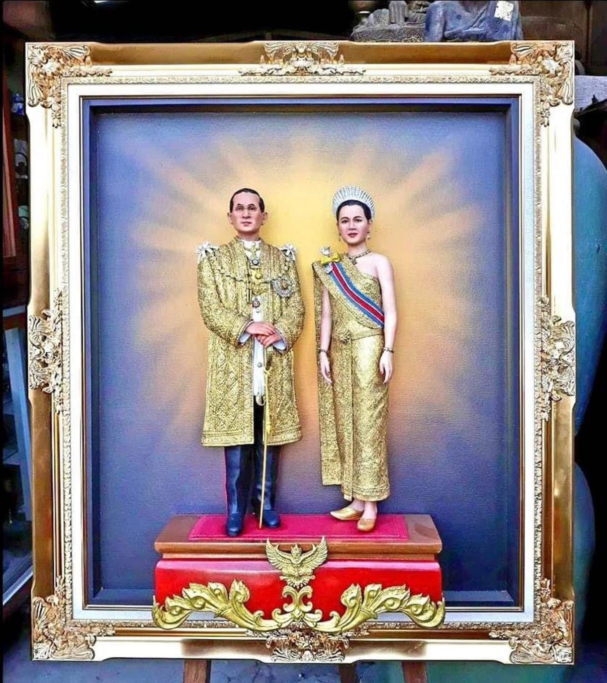 รูปปั้นในหลวงรัชกาลที่9 คู่กับพระราชินี รูปปั้นหุ่นขี้ผึ้งในหลวงรัชกาลที่9