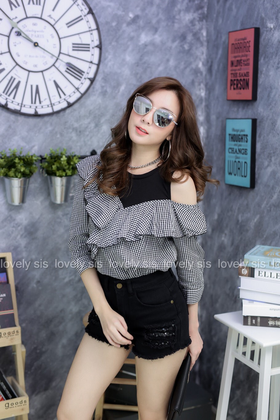 เสื้อแฟชั่นเกาหลีแขนยาวลายสกอต แต่งระบายอก ดีไซน์เก๋แอบเปรี้ยว ต่อผ้ายืดสีดำเปิดไหล่หนึ่ง