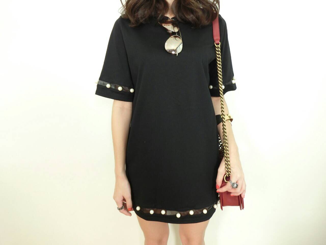 Pearl Heart Dress เดรสแขนสั้นทรงตรง ผ้ายืดเนื้อแน้น ปลายขอบแขนและชายกระโปรงประดับมุกตอกค่ะ