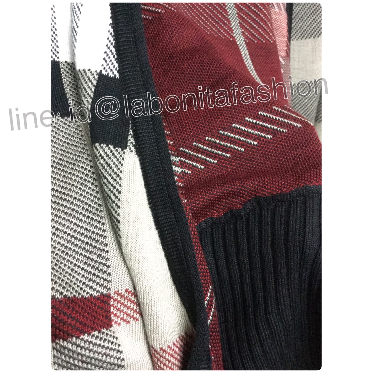 เสื้อคลุมไหมพรมแบรนด์Burberry ที่ตอนนี้เป็นที่นิยมมากค่ะ ทางร้านเลือกใช้ไหมพรมเนื้อดี ทักแน่น มีน้ำหนัก โดดเด่นด้วยลวดลายแบรนด์ดัง และการเก็บขอบสีดำงานสวยมากค่ะแมทซ์ได้กับทุกชุดเลยค่ะ