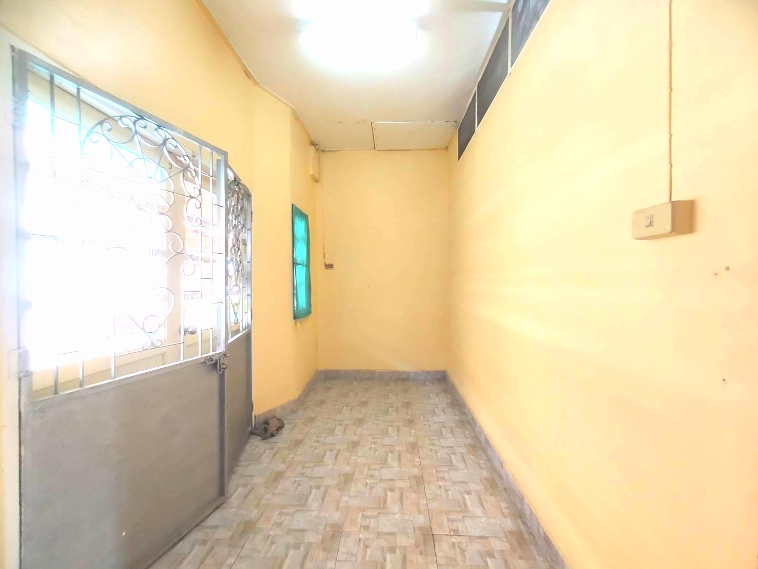 ทาวน์เฮ้าส์ 2 ชั้น มหาชัย ถ.เดิมบาง สถานีรถไฟคลองจาก ถ.พระราม 2 เมืองสมุทรสาคร ขายถูก 19.8 ตร.ว. ทำเลใจกลางเมืองมหาชัย