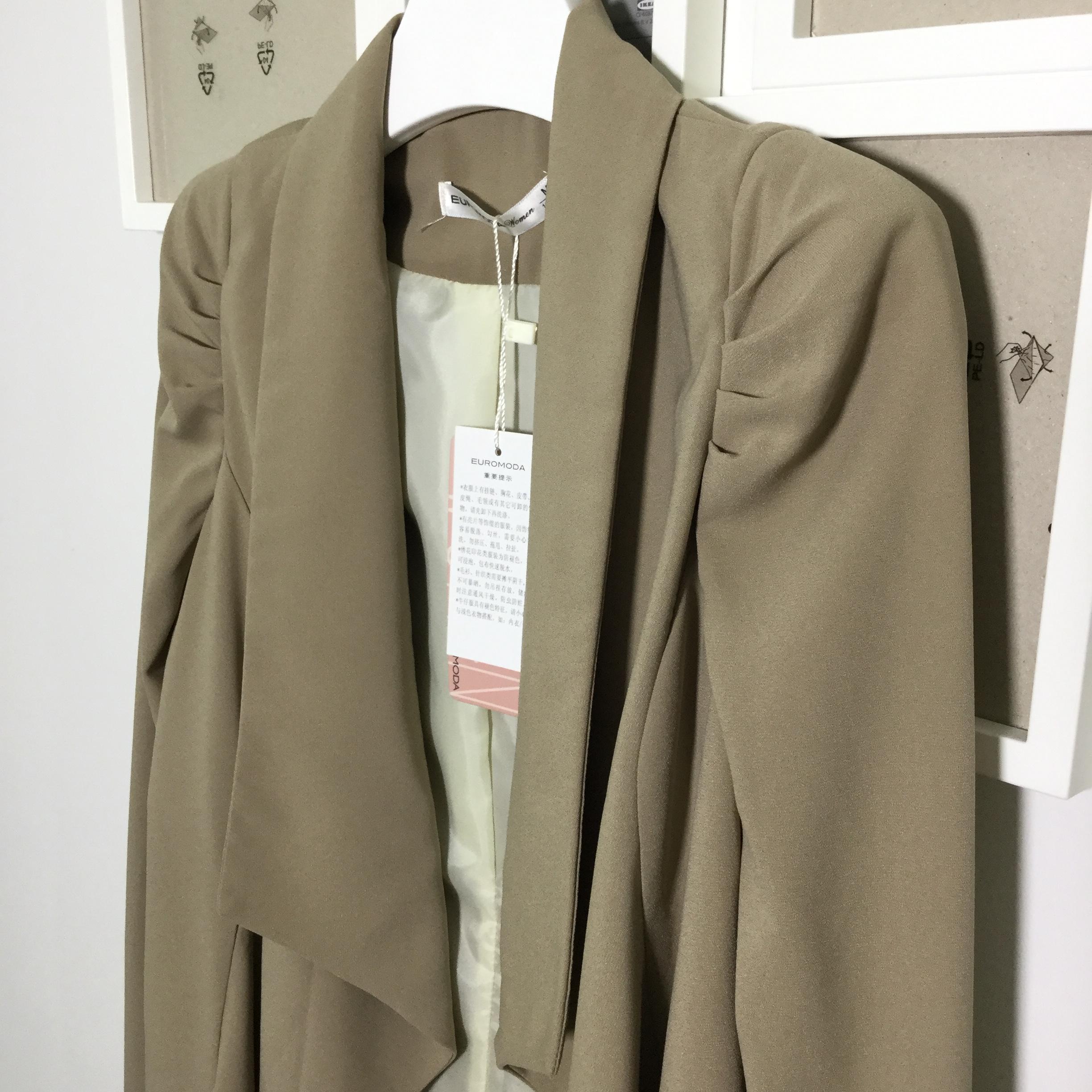 Blazer เบลเซอร์สูททรงสวยใส่แล้วช่วยพรางหุ่นให้ดูผอมเพรียวขึ้น