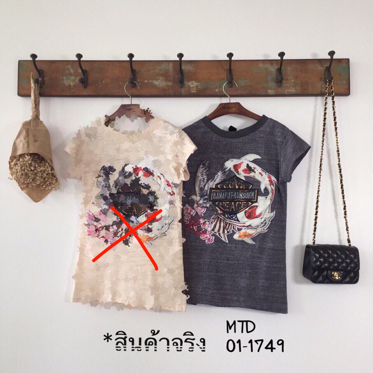 เสื้อยืดแขนสั้น ที่มาพร้อมดีไซน์สวยเท่ห์ ตกแต่งด้วยงานปักลายตรงด้านหน้าเป็นรูปปลาคาร์พค่ะ งานสวยน่ารัก ด้านหลังตกแต่งด้วยงานเว้าคอผูกโบว์ สวยเซ็กซี่ไปในตัวจ้าาา