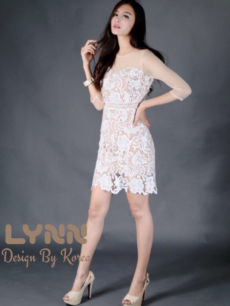 Mini Lace Dress มินิเดรสออกงานสวยหรู ผ้าลูกไม้ ซับในอย่างดีสีเนื้อ แต่งด้วยผ้าซีทรูช่วงคอไหล่ อกและแขนสีครีมตัดกับตัวเสื้อ มีซิปด้านหลัง เหมือนใส่เกาะอก เก็บทรงเป๊ะ ใส่ออกงานสวยหรูสุดๆ