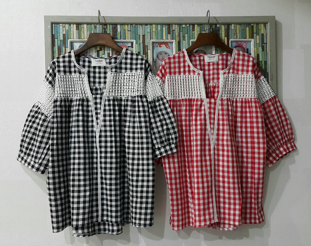 New Arrival Sohot Shop เสื้อลายสก๊อตทรงปล่อย หน้าอกและช่วงแขนตัดต่อลูกไม้ซีทรู