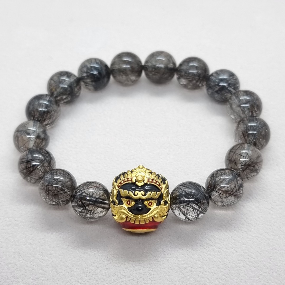 ลูกอมพระราหูนอโม ศรีวิชัย เนื้อสัมฤทธิ์ชุบทอง ลงยาสีดำแดง พลิกหนุนดวงชะตาราศีกลับร้ายกลายเป็นดี เสริมดวงหนุนดวงชะตา เสริมฐานะและเสริมเป็นความมงคลต่างๆในชีวิต และ ป้องกันภยันตราย ร้อยพร้อม แก้วขนเหล็ก หรือ ไหมดำ 10 มม *โปรดใช้วิจารณญาณ*