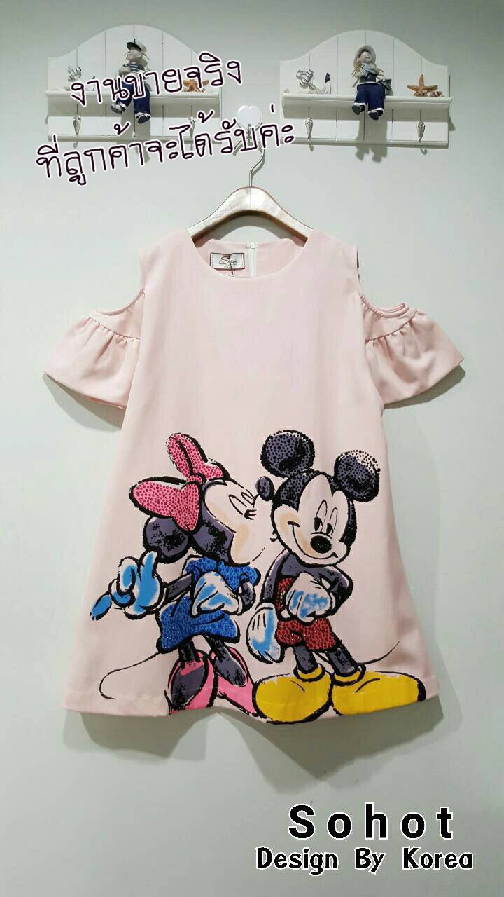 New Arrival เดรสมิกกี้เม้าท์น่ารักฝุดๆ คร้า เดรสผ้าเนื้อลินินด้านในรัดซับติดกับตัวผ้าไม่บางค่ะ เนื้อดีมากๆ ขอบอก ดีเทลแขนเว้าปลายแขนระบาย สกรีนลายมิกกี้เม้าท์ประดับเพชรสีๆ อย่างดี สาวๆ ห้ามพลาดนะค่ะงานจริงสวยมว๊ากกก