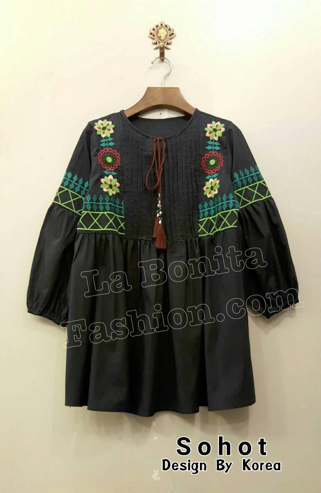 เสื้อปักสไตล์สาวโบฮีเมี่ยน ผ้าดีงานปักสวย ตีเกร็ดที่หน้าอก คอมีเชือกพู่ คัทติ๊งเนี๊ยบงานสวยน่าใส่ฝุดค้ะ