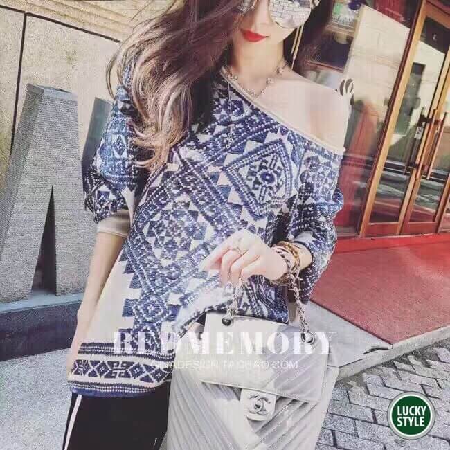 เสื้อทรงoversize ผ้าไหมซาตินปริ้นลาย ผ้าเนื้อดีมากๆค่ะ เนื้อนุ่มไม่ใช่เนื้อกรอบยับง่าย จั้มข้อมือ ใส่แบบเปิดไหล่คู่หรือเดี่ยวได้ค่ะ