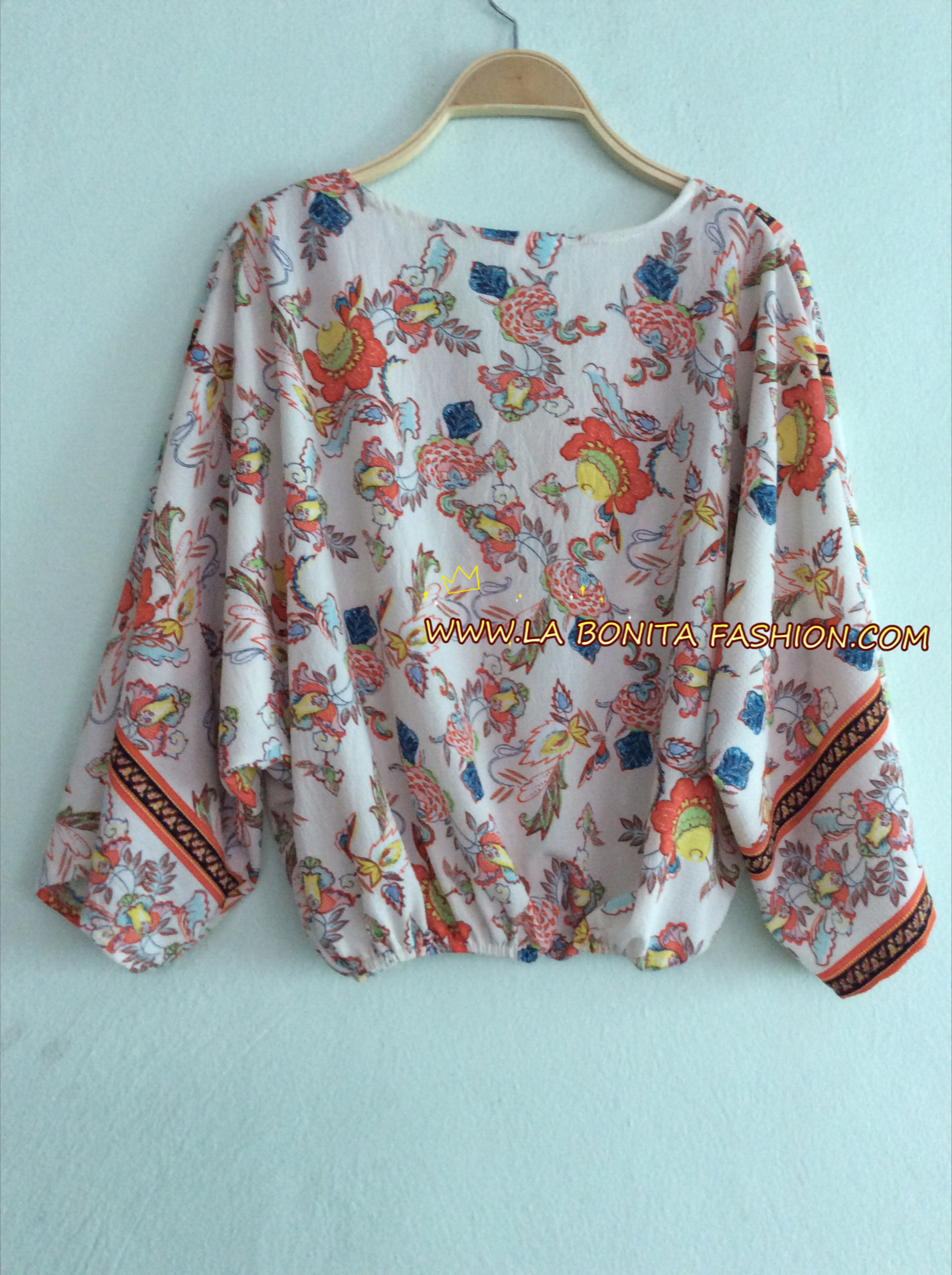 เสื้อสไตล์ โบฮีเมียน ทรงป้ายหน้า มีเชือกผูก พิมพ์ลายสไตล์โบฮีเมียน สีสันสดใสน่ารักมากๆๆค่ะ