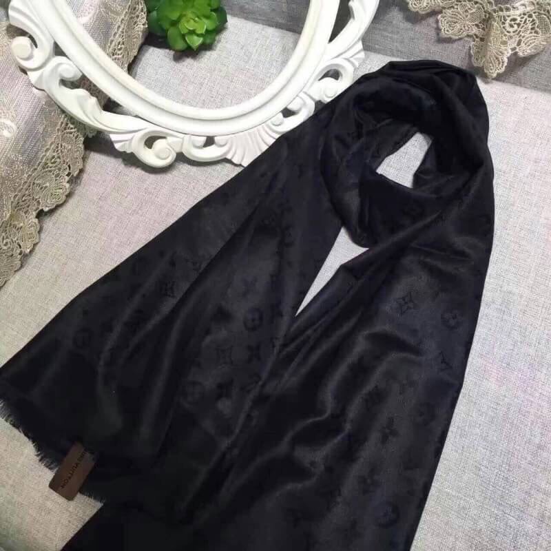 ผ้าคลุมไหล่ ผ้าพันคอ Lv ผ้าเนื้อดี นุ่ม ทอลายในตัว ลายคมชัดค่ะ หนาวนี้ห้ามพลาดค่ะ