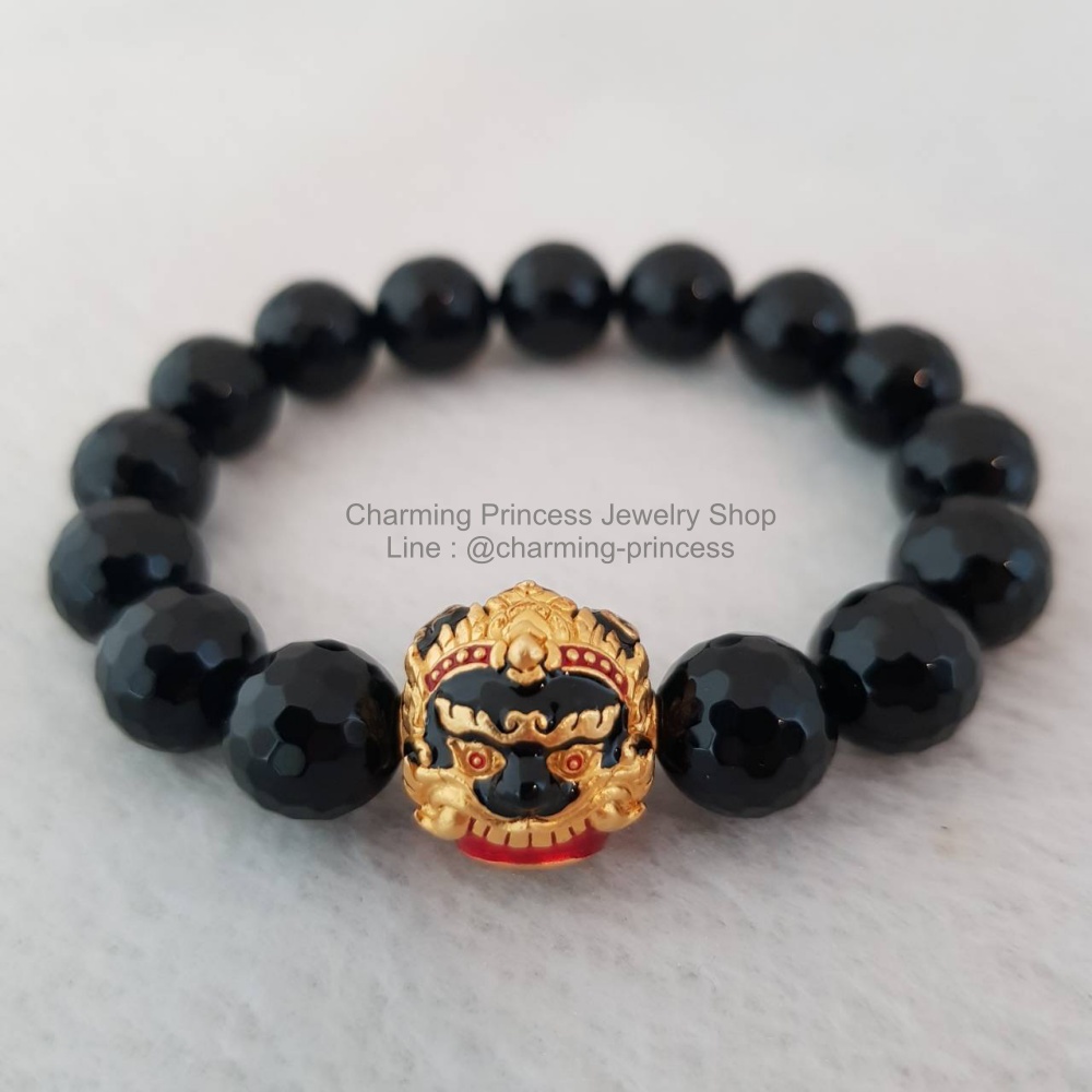 โอนิกซ์เจียรเหลี่ยม หินแก้ชง 10 มม ร้อยพร้อมลูกอมพระราหูนอโม ศรีวิชัย เนื้อสัมฤทธิ์ชุบทอง ลงยาสีดำแดง พลิกหนุนดวงชะตาราศีกลับร้ายกลายเป็นดี เสริมดวงหนุนดวงชะตา เสริมฐานะและเสริมเป็นความมงคลต่างๆในชีวิต และ ป้องกันภยันตราย