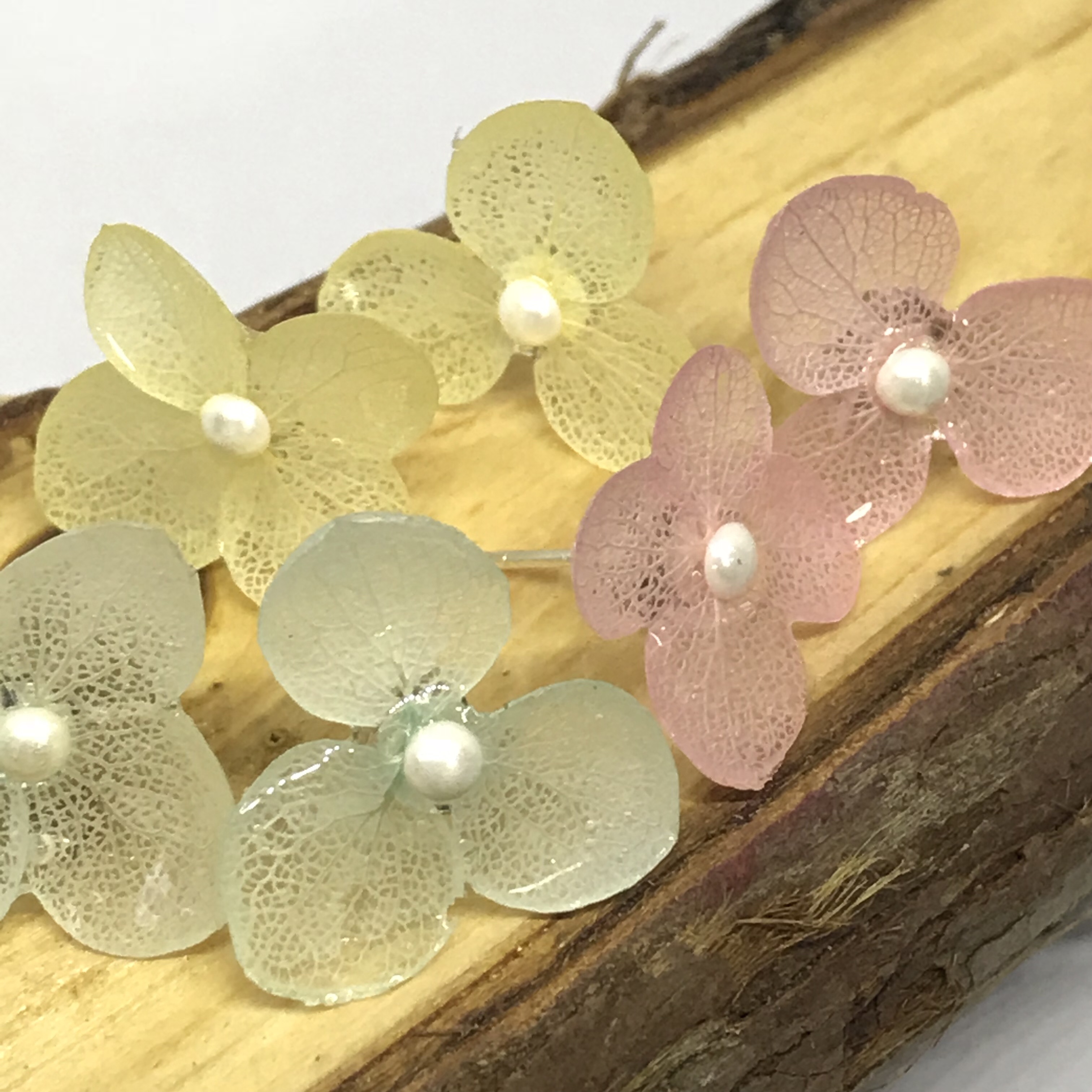 Hydrangea ear stud