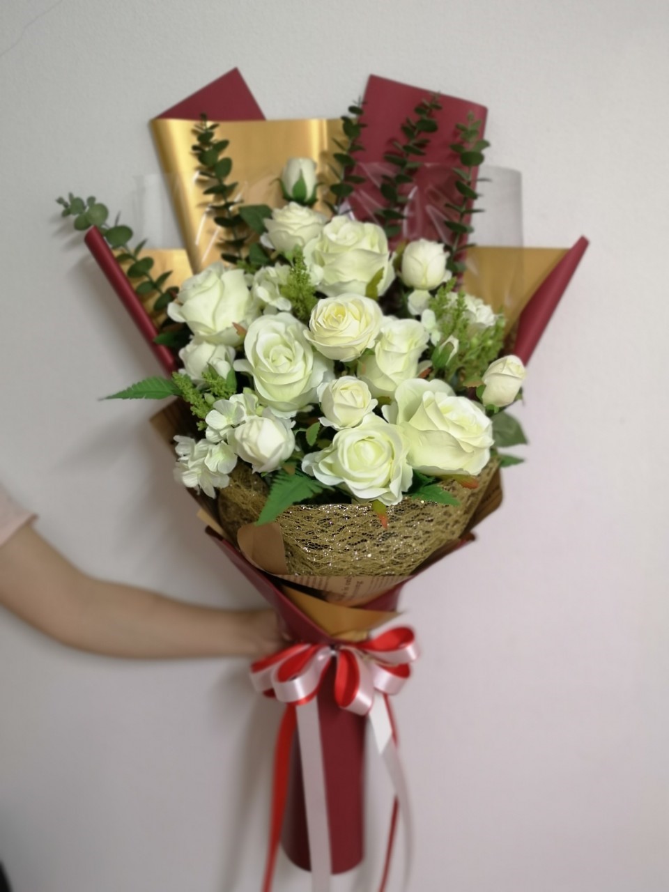 ช่อดอกกุหลาบขาว ทรงสูง (ดอกไม้ประดิษฐ์)