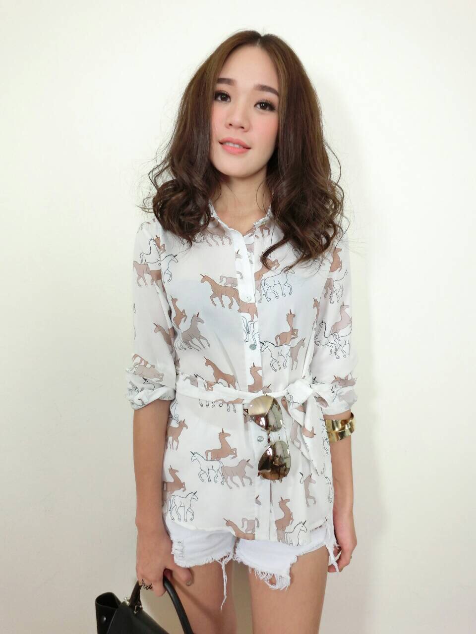 เสื้อเชื้ตผ้าดีมาก ผ้าปริ้นลายม้าน่ารักๆ มาพร้อมเชือกมัดเอว (ลายเดียวกับเสื้อ) สามารถนำมาผูกเอวหรือทำเป็นที่ประดับผมค่ะ