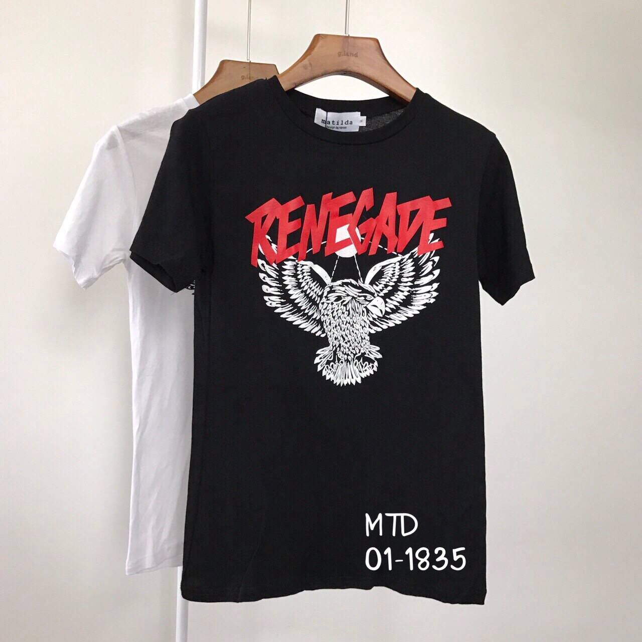 พบกับเสื้อยืดแขนสั้นแต่งคอกลม มาพร้อมลายสกรีนสไตล์วินเทจตรงด้านหน้าตัวเสื้อค่ะ งานสวยงานดี สวมใส่ง่าย เนื้อผ้าดีมากๆค่ะ