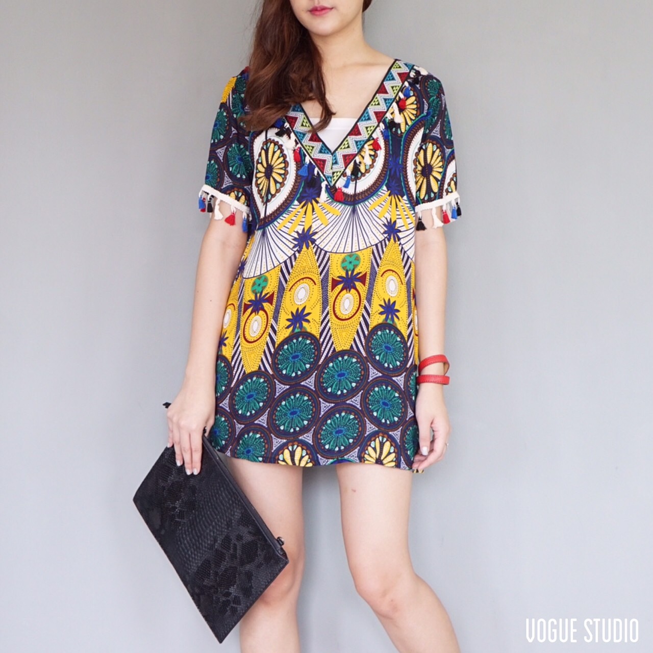 SALE 30%เดรสคอวี ปริ้นลายเก๋ๆ ภาพสีคมชัด สไตล์ bohemian ทั้งตัว เพิ่มลูกเล่นแต่งพู่ที่อกและชายแขน ทรงน่ารักมากคะ เนื้อผ้าดี ใส่สบายสุดๆ