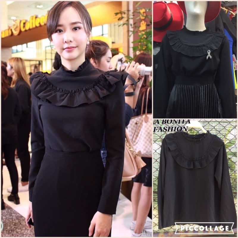 เสื้อสีดำจับจีบคอแต่งระบายสวยๆแบบคุณเต้ยใส่ ผ้าไม่หนา แต่ก็ไม่บางมากนะคะ ผ้าใส่สบาย ระบายอากาศได้ดี ใส่แล้วไม่ร้อนค่ะ เนื้อผ้าทิ้งตัวดี งานสวยค่ะ