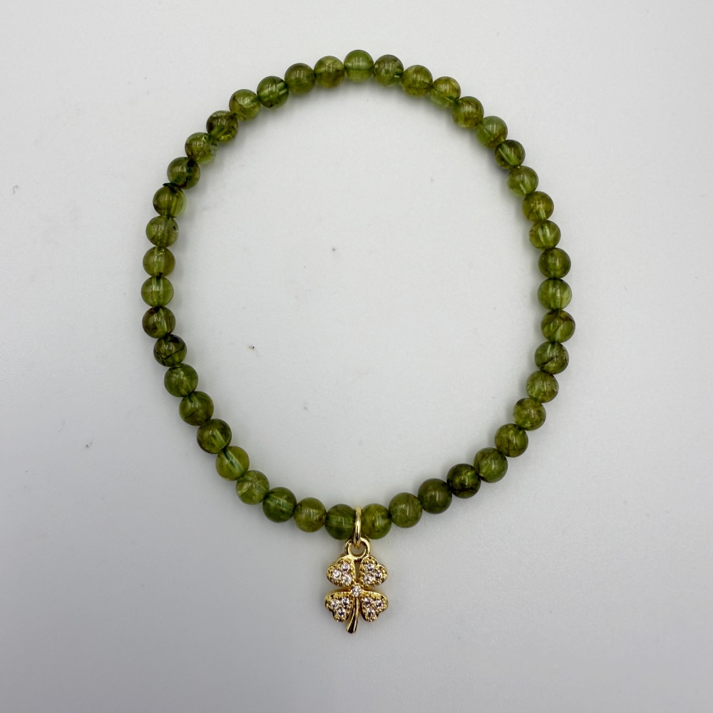 Peridot เพอริดอต 4 มม ร้อยพร้อมใบโคลเวอร์ พลังแห่งโชคลาภ ความสุข และการเริ่มต้นสิ่งใหม่อย่างสดใส