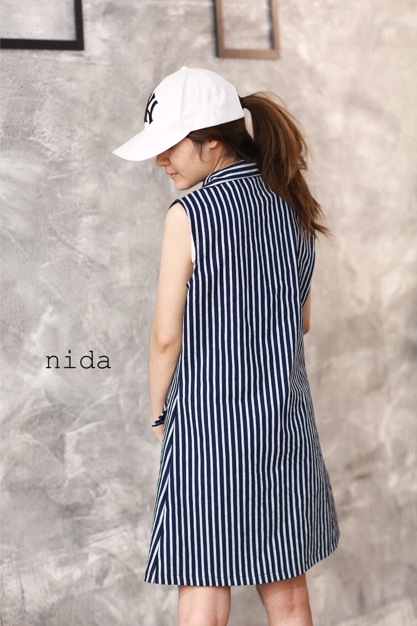 เดรสแขนกุดผ้ายีนริ้วปกสูทเป็นกระดุมน่า4เม็ดแถมกระเป๋า2ข้างออกแนวเท่ๆค่ะ ใส่ได้หลายแบบริ้วทางลงใส่แล้วผอม หุ่นดี้ดี ควรมีแม่ค้าแนะนำจ้า