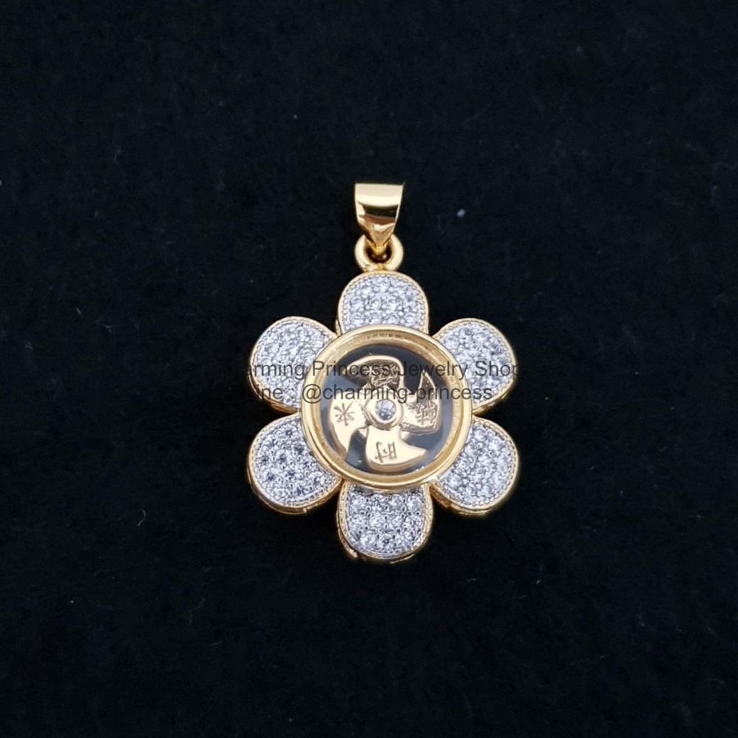 "กังหันนำโชค" หรือ กังหันแชกงหมิว จี้ ดีไซส์ดอกไม้ประดับพลอยสวิส วัตถุมงคลสำหรับเสริมดวงของทุกปีนักษัตร เสริมโชค เรียกทรัพย์ ร่ำรวย เงิน ทอง ปัดเป่าสิ่งชั่วร้าย เก็บเงินทองไม่รั่วไหล