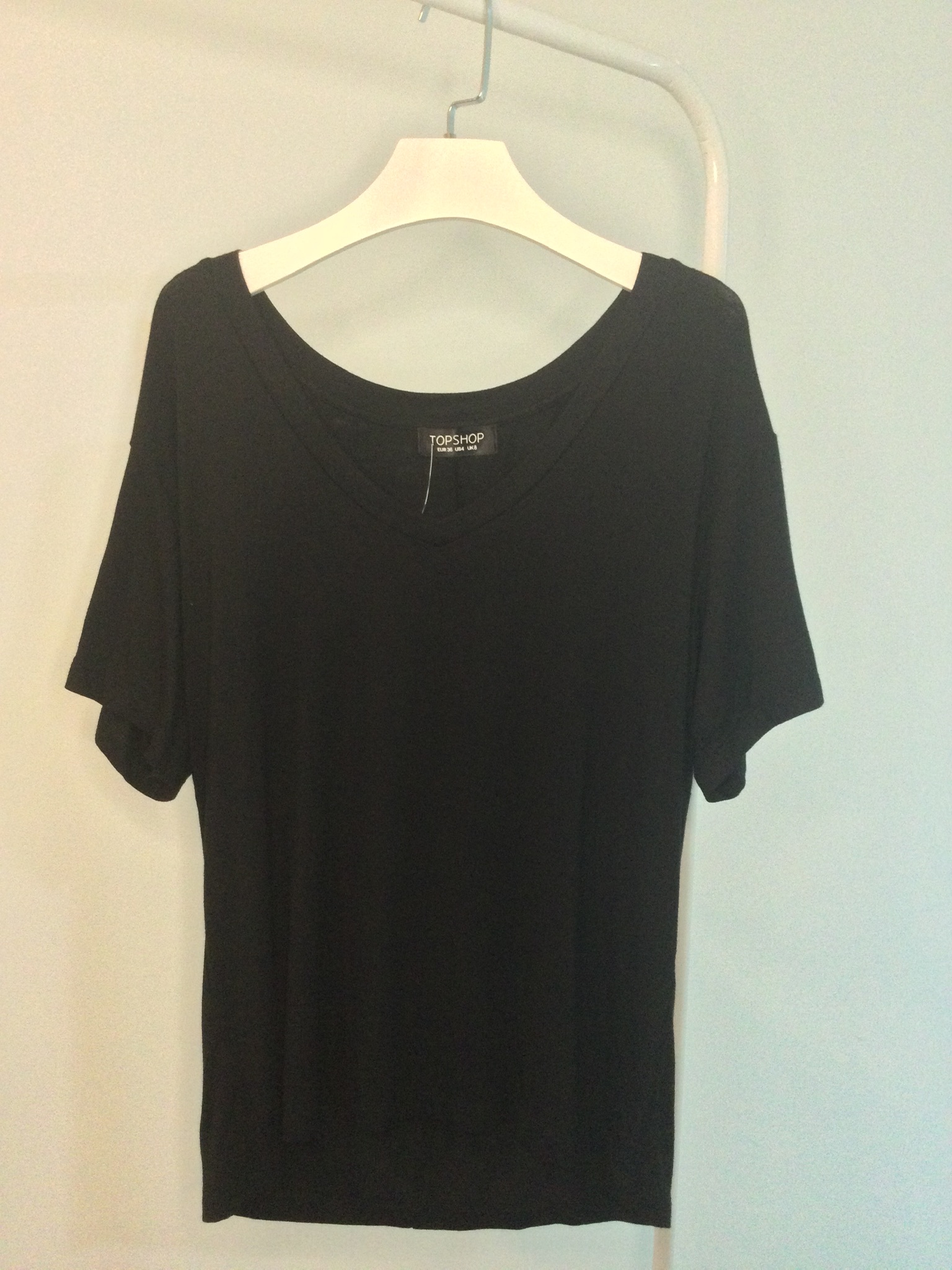 เสื้อยืดคอวี ผ้าspandex ยืด นุ่ม ใส่สบาย สีเรียบๆใส่ได้ตลอด แบบคุณพลอย คุณนานา คุณวุ้นเส้นใส่ค่ะ แมตช์กับยีนส์ขาสั้น ขายาวได้หมด